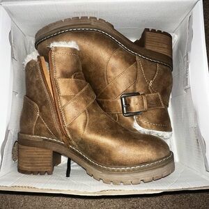 Women’s boots size 7